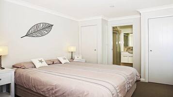 3 bedrooms, iron/ironing board, bed sheets