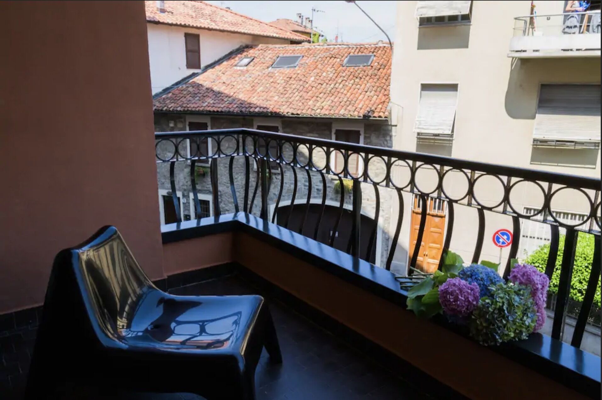 Un balcon avec une chaise et des plantes en pot.