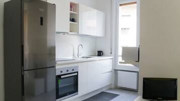 Frigorifero, microonde, forno, piano cottura