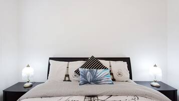2 habitaciones, escritorio y tabla de planchar con plancha