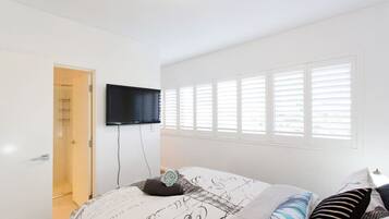 2 bedrooms, desk, iron/ironing board, travel crib