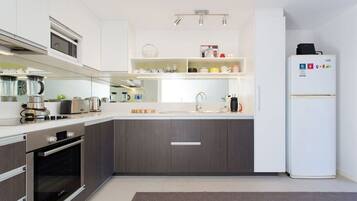 Frigorífico, microondas, horno y placa de cocina