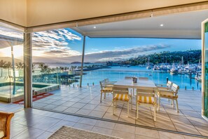 Outdoor dining - Pavillions Penthouse 25 - Waterfront with private pool, golf buggy and transfers (Hamilton Island)