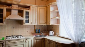 Jääkaappi, vedenkeitin, leivänpaahdin