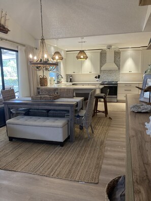 Fridge, microwave, oven, stovetop - Close to Beach, 3 Bed, 2 Bath, Comun. Dock, New Remod! Community Pool! (Jensen Beach)