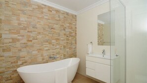 Bathtub, hair dryer, towels - Bombara by Experience Jervis Bay (Huskisson)