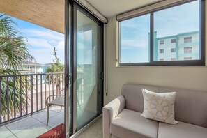 TV - 🌞Directly on the Beach🌴Trillium 2A🌊 Sunset Views🍹Heated Pool Onsite (Madeira Beach)