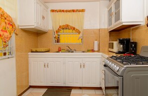 Kjøleskap, mikrobølgeovn, ovn og kokeplater