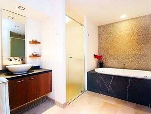 Bathroom - Temple 121 Palm Cove - Courtyard apartment within luxury resort (Palm Cove)