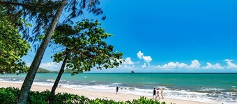 Temple 121 Palm Cove - Courtyard apartment within luxury resort