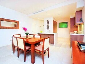 Dining - Temple 121 Palm Cove - Courtyard apartment within luxury resort (Palm Cove)