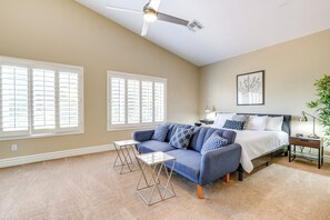 TV, foosball, table tennis, books - Heated Pool & Fire Pit: Family Home in Chandler (Chandler)