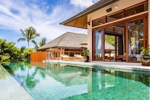 Piscina externa, espreguiçadeiras