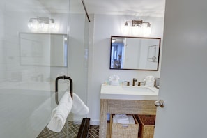 Towels - Trillium 1B Completely remodeled, Beach Views from all rooms, top location! (Madeira Beach)
