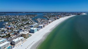 On the beach - Trillium 1B Completely remodeled, Beach Views from all rooms, top location! (Madeira Beach)