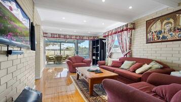 Smart TV, fireplace, stereo, offices