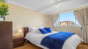 4 habitaciones, tabla de planchar con plancha, cuna de viaje y wifi 