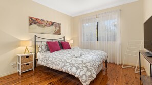 2 chambres, fer et planche à repasser, lit de bébé portatif
