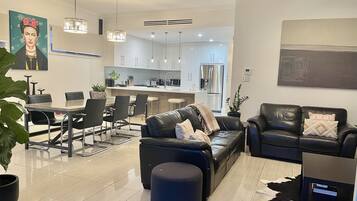 Smart TV, fireplace, Netflix, streaming services