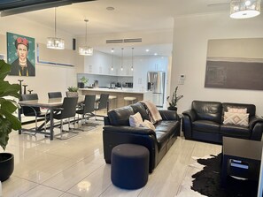 Smart TV, fireplace, Netflix, streaming services - SUMMER BREEZE PETS WELCOME🏖️🌊 (Henley Beach)