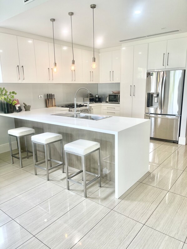 Refrigerador, microondas, horno y parrilla de estufa 