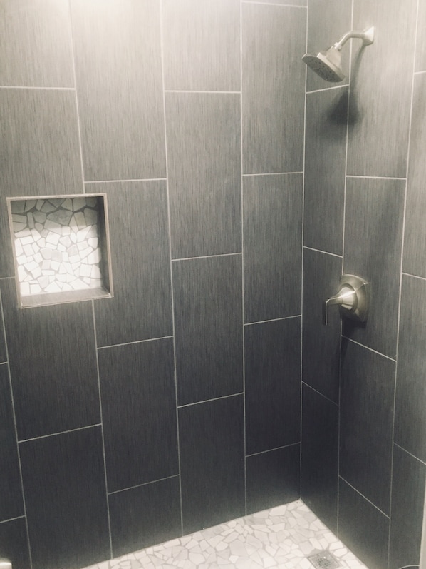 Ducha y bañera combinadas, secador de pelo, toallas y jabón