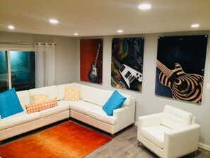 Una Smart TV, un reproductor estéreo