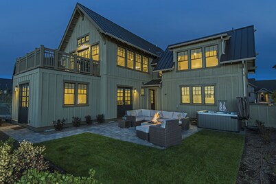 24-hr staff ~ Group friendly ~ close to nature + downtown ~ wifi ~ W/D ~ Bend