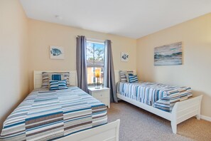 4 habitaciones, tabla de planchar con plancha y cuna de viaje 