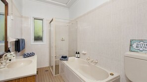 Bathtub, free toiletries, hair dryer