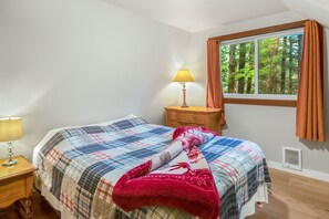 1 dormitori, planxa i posts de planxar i roba de llit 