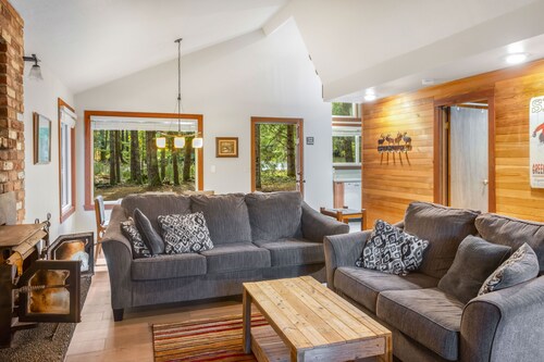 Secluded Greenwater Cabin w/ Loft Near Rainier