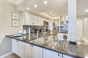 J ääkaappi, mikroaaltouuni, uuni, liesi