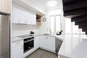 Réfrigérateur, four à micro-ondes, un four, surface de cuisson