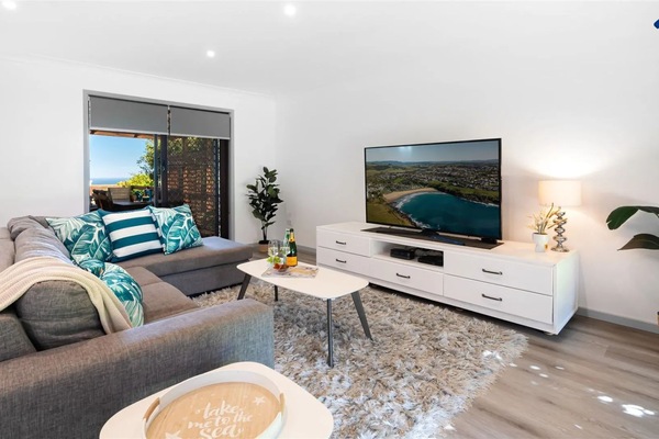 Heights Hideaway | Living Room | Smart TV | WiFi
