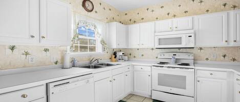 Køleskab, mikrobølgeovn, ovn, kogeplade