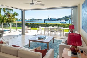 TV, books - Pavillions 17 Hamilton Island - Waterfront with private pool, golf buggy and transfers (Hamilton Island)