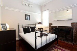 3 Schlafzimmer, Schreibtisch, Bügeleisen/Bügelbrett, Reisekinderbett