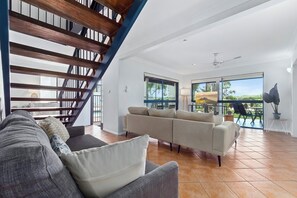 TV, stereo - Dolce Vita Beach House 4 Bedrooms (Cairns)