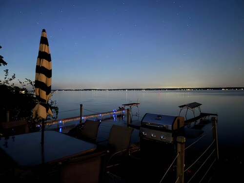 1 bed/ba lakeside cottage, large deck, west side of Seneca Lake. Pet Friendly! 