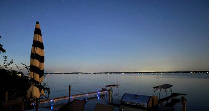 1 bed/ba lakeside cottage, large deck, west side of Seneca Lake. Pet Friendly!