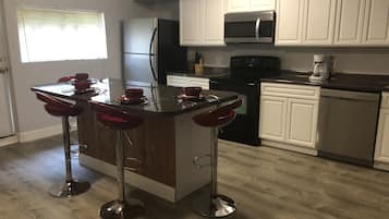 Geladeira, micro-ondas, fogão, cooktop