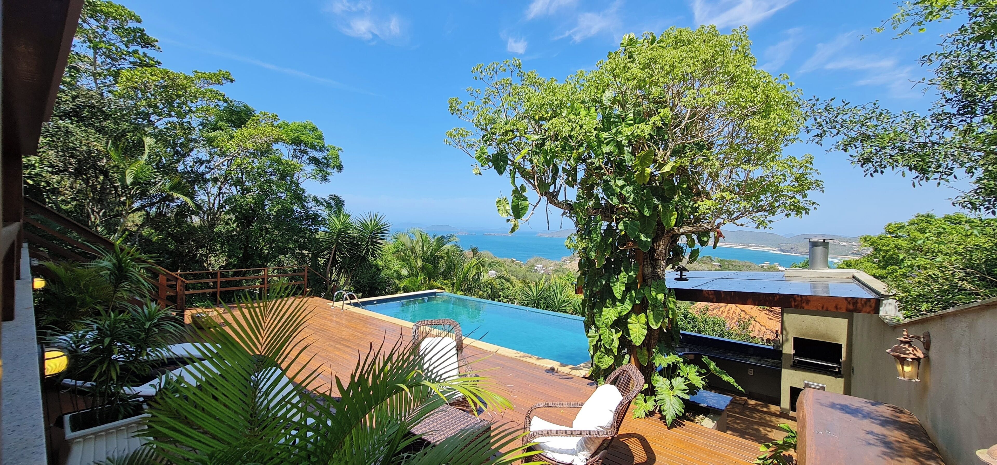 Utendørsbasseng og et evighetsbasseng