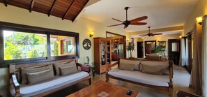 Smart TV, pebolim, mesa de pingue-pongue, livros