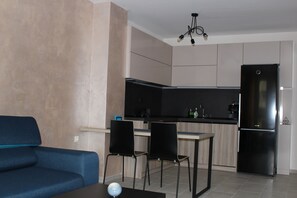 Fridge, oven, stovetop, dishwasher