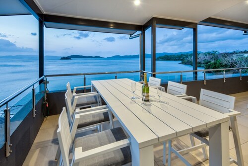 Edge 16 Hamilton Island - oceanviews, golf buggy and transfers