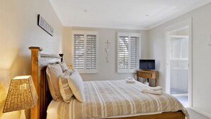 3 bedrooms, iron/ironing board, free WiFi, bed sheets - Husky House by Experience Jervis Bay (Huskisson)
