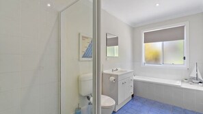 Badewanne, Haartrockner, Handtücher