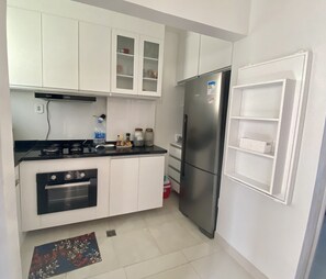 Geladeira, micro-ondas, cooktop, cafeteira/chaleira