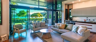 Yacht Club Villa 6 Hamilton Island - oceanviews, 2 golf buggies and transfers